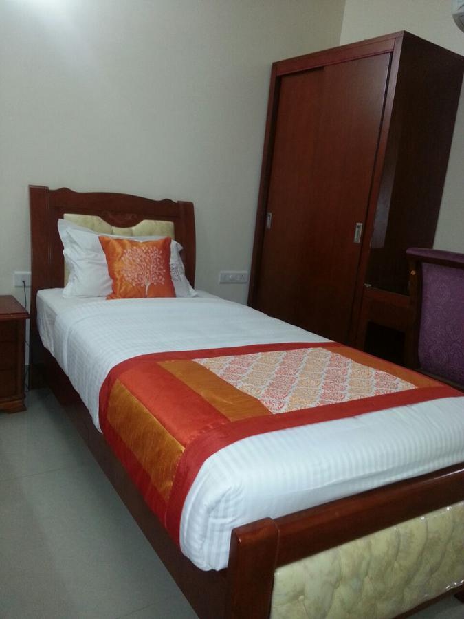 Hotel Shrivalli Residency Ченай Екстериор снимка